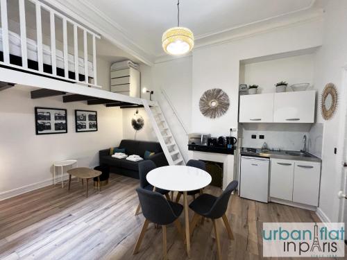 d'une cuisine et d'un salon avec une mezzanine. dans l'établissement Urban Flat 177 - Lovely Studio in Paris, à Paris