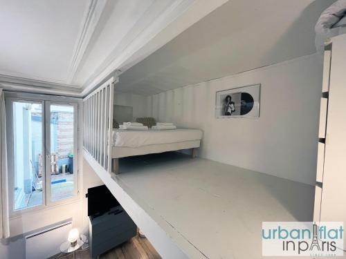 une chambre blanche avec un lit et une fenêtre dans l'établissement Urban Flat 177 - Lovely Studio in Paris, à Paris
