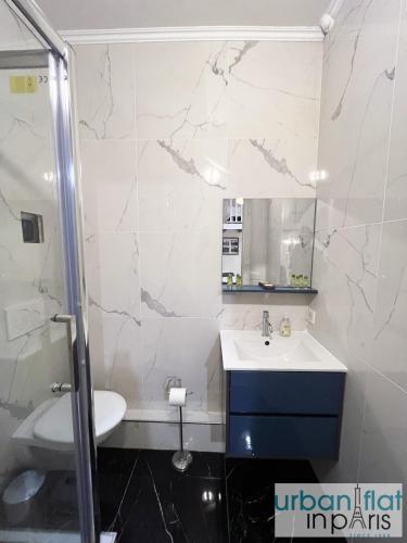 une salle de bain avec un lavabo, des toilettes et un miroir dans l'établissement Urban Flat 177 - Lovely Studio in Paris, à Paris