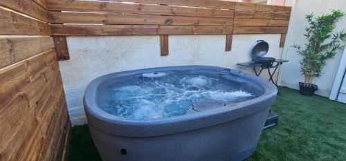 Φωτογραφία από το άλμπουμ του Maison Plus Belle La Nuit avec jacuzzi privé σε Allauch