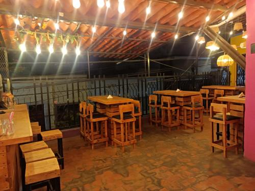 Restorāns vai citas vietas, kur ieturēt maltīti, naktsmītnē Bonita casa en el corazón de la feria