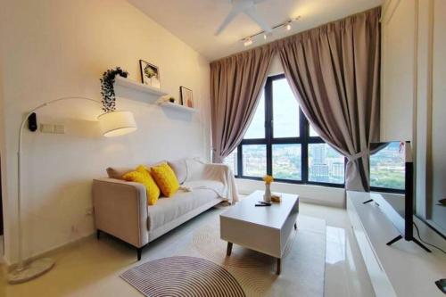een woonkamer met een bank en een tafel bij Sunway Velocity 2 # 2BR (Link to Mall) in Kuala Lumpur