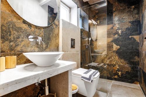 uma casa de banho com um lavatório e um WC em Petritis Villas em Iraklitsa