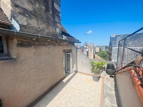 une vue depuis le balcon d'un immeuble dans l'établissement So British ! Appart atypique et sa petite terrasse, à Poitiers