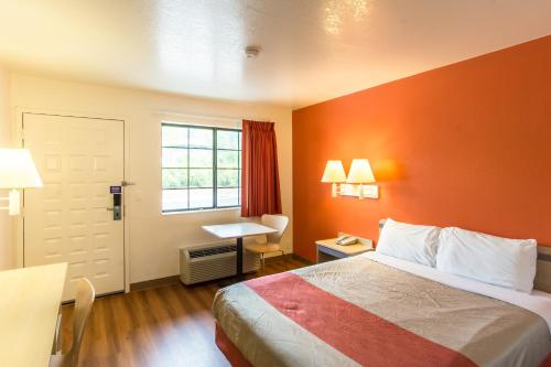 Giường trong phòng chung tại Motel 6-Redding, CA - North