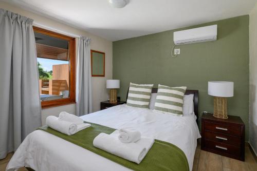um quarto com uma cama com toalhas em San Lameer Villa 10417 - 1 Bedroom Classic - 2 pax - San Lameer Rental Agency em Southbroom