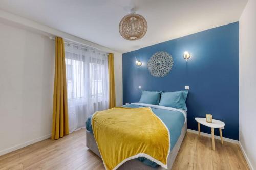 1 dormitorio azul con 1 cama con manta amarilla en Le Bluesky /RER C à 300 mètres /Château Versailles, en Saint-Cyr-lʼÉcole
