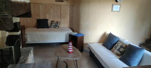 a living room with a couch and a bed at Talvern, Les Mouettes à Landévant in Landévant