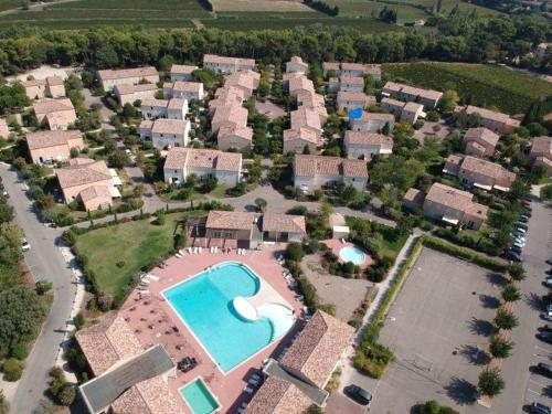 an aerial view of a resort with a swimming pool at BASTIDON EN PROVENCE in Aubignan