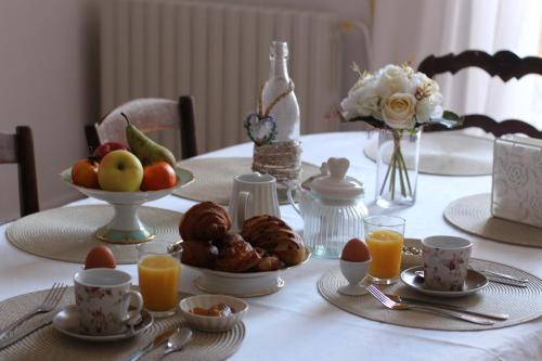 - une table avec des assiettes de nourriture et des fruits dans l'établissement B&B rue Royale Versailles, à Versailles