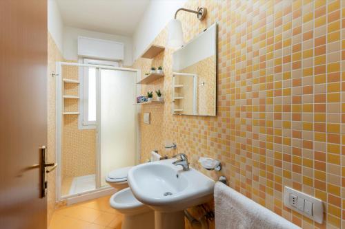 a small bathroom with a sink and a toilet at Residence Uno Studio&Suites in Rimini