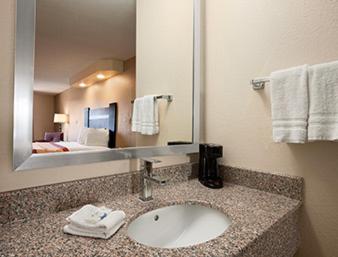 ein Bad mit einem Waschbecken in einem Hotelzimmer in der Unterkunft Super 8 by Wyndham Rahway/Newark in Rahway