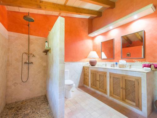 e bagno con doccia, servizi igienici e lavandino. di Sa Vinya Des Compte - Villa With Private Pool In Maria De La Salut Free Wifi a Santa Margarita