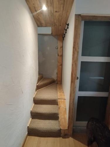 - un escalier menant à une porte dans une chambre dans l'établissement Studio deux personnes, à Briançon