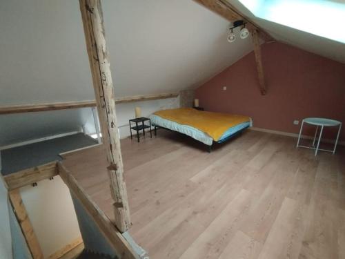 Cette chambre mansardée comprend un lit et une table. dans l'établissement Studio deux personnes, à Briançon