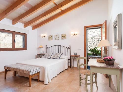 - une chambre avec un lit blanc, une table et des chaises dans l'établissement Cal Tio - House In Caimari Free Wifi, à Caimari