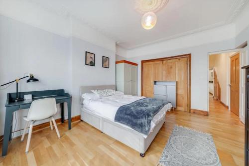 Кровать или кровати в номере Charming spacious 2-Bed Apartment in London