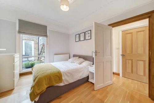 Кровать или кровати в номере Charming spacious 2-Bed Apartment in London