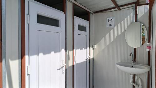 穆拉的住宿－Kardelen Camping，一间带水槽、镜子和门的浴室