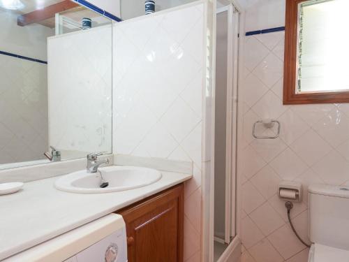y baño con lavabo, espejo y aseo. en Son Coll - Villa With Private Pool In Lloseta Free Wifi, en Lloseta