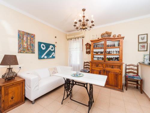 sala de estar con sofá blanco y mesa en Son Coll - Villa With Private Pool In Lloseta Free Wifi, en Lloseta