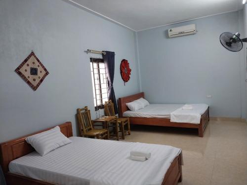 um quarto de hotel com duas camas e uma janela em Tom's House em Hòa Bình
