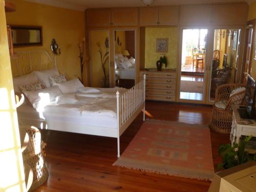 1 dormitorio con 1 cama blanca en una habitación en Casa Pedro in the Finca Angel, en Santa Úrsula