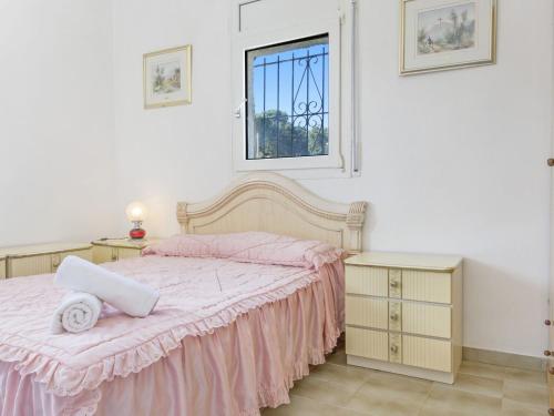 1 dormitorio con cama rosa y ventana en Villa Las Teresas en Caulés