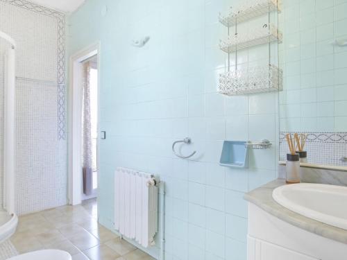 Baño blanco con lavabo y aseo en Villa Las Teresas en Caulés