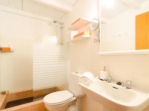 ein weißes Bad mit einem WC und einem Waschbecken in der Unterkunft Barranc De Son FullÓs - Villa With Private Pool In Santa Margalida Free Wifi in Santa Margalida