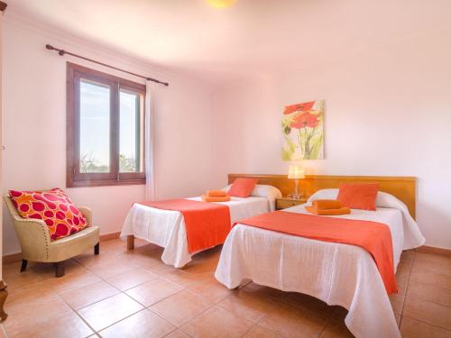 Zimmer mit 2 Betten, einem Stuhl und einem Fenster in der Unterkunft Barranc De Son FullÓs - Villa With Private Pool In Santa Margalida Free Wifi in Santa Margalida