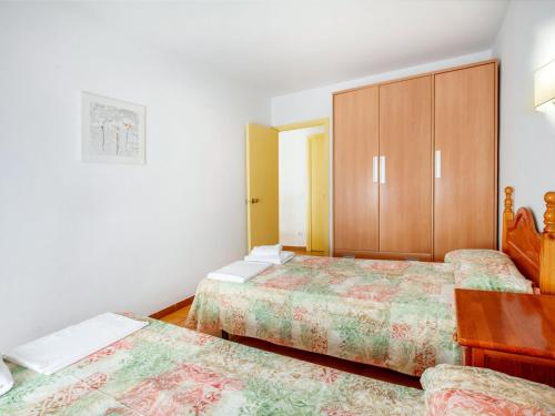 um quarto com 2 camas e um armário em Beautiful Apartment in Palamos with Balcony em Palamós