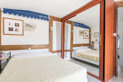 une chambre avec deux lits et un miroir dans l'établissement La Fontainebleu, à Causses-et-Veyran