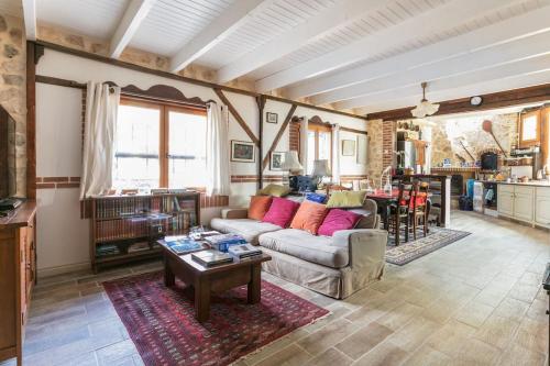 un salon avec un canapé et une table dans l'établissement La Fontainebleu, à Causses-et-Veyran