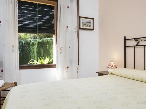 una camera con letto e finestra di Beautiful Holiday Home in Esclanya with Swimming Pool a Brugarol