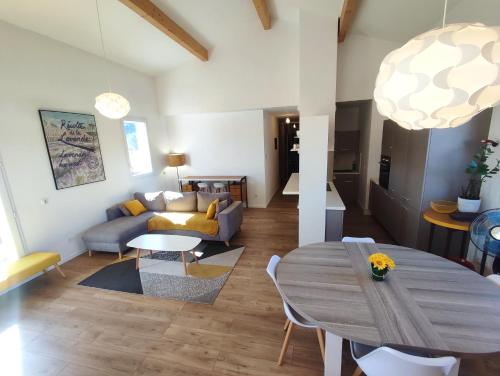 Et opholdsområde på Terrasse 130m2 panoramique avec Climatisation Piscine - 3 chambres