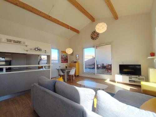 sala de estar con sofá y mesa en Terrasse 130m2 panoramique avec Climatisation Piscine - 3 chambres, en Gréoux-les-Bains
