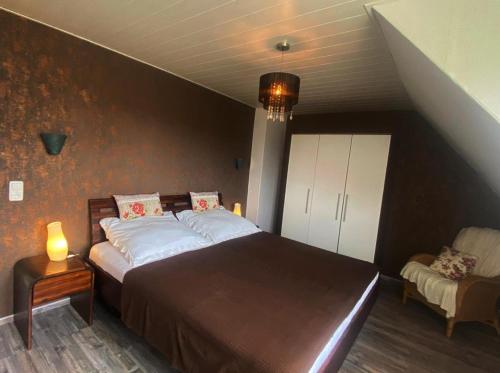 Ένα ή περισσότερα κρεβάτια σε δωμάτιο στο NEU! Ferienhaus zur Hortensie