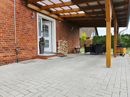 ceglany dom z patio z drewnianym dachem w obiekcie NEU! Ferienhaus zur Hortensie 