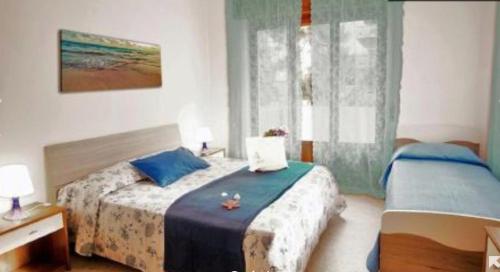 a bedroom with a bed and a window at Villa Pavone in Ginosa Marina