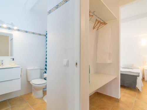 y baño con aseo y lavamanos. en Ses Canyes - Apartment With Private Pool In Muro, en Playa de Muro