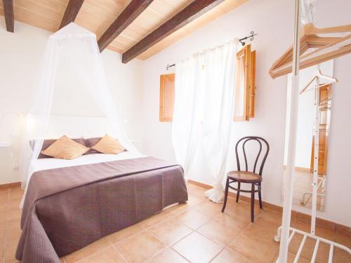 1 dormitorio con 1 cama y 1 silla en Ses Canyes - Apartment With Private Pool In Muro, en Playa de Muro