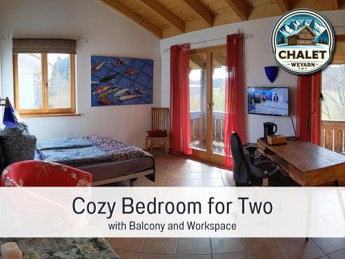 una camera da letto accogliente per due persone con balcone e zona lavoro di Chalet Weyarn: Doppelzimmer mit Balkon a Weyarn