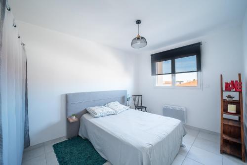 ピアにあるL'impertinente - Maison climatisée avec jacuzziの白いベッドルーム(ベッド1台、窓付)