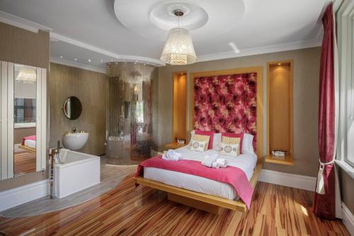 1 dormitorio con cama, bañera y lavamanos en Breck Apartments, en Poulton le Fylde