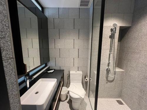 e bagno con doccia, servizi igienici e lavandino. di Scarletz Suites KLCC Deluxe Studio Room Single Double Bed a Kuala Lumpur