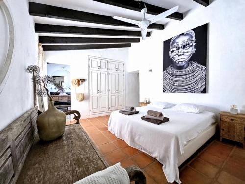 ein Schlafzimmer mit einem großen weißen Bett in einem Zimmer in der Unterkunft Beautiful Villa with Private Pool in Benissa in Benissa