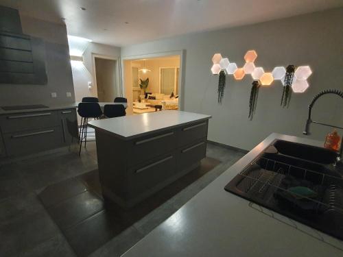 Dapur atau dapur kecil di Les appartements sur Pompidou - 7 appartements neufs société selogerametz com