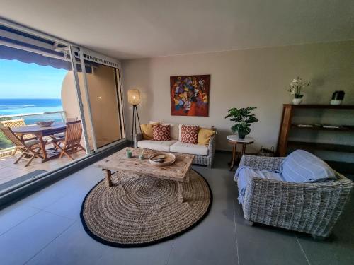 sala de estar con vistas al océano en Vai Lodge - Vue imprenable sur le lagon ! en Punaauia