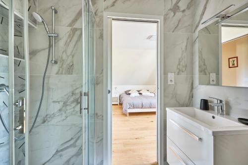 a bathroom with a shower and a sink at La Grange des Ours - Proche de la plage in Bernières-sur-Mer